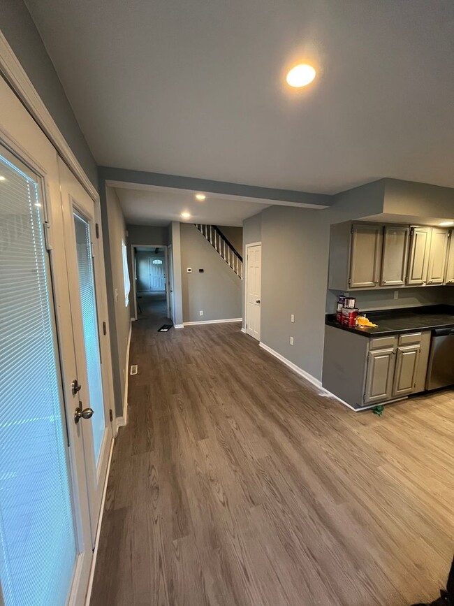 Building Photo - Three Bed, Two Bath with 2 Car Garage in N...