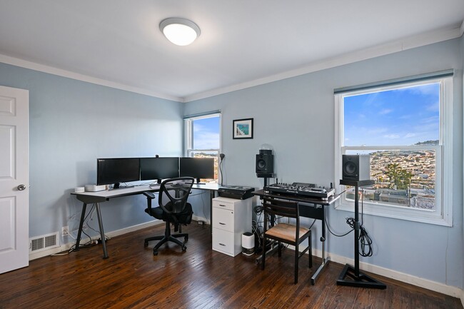 Building Photo - UPDATED LARGE BRIGHT 1800sf 3BR/2BA/1GR In...