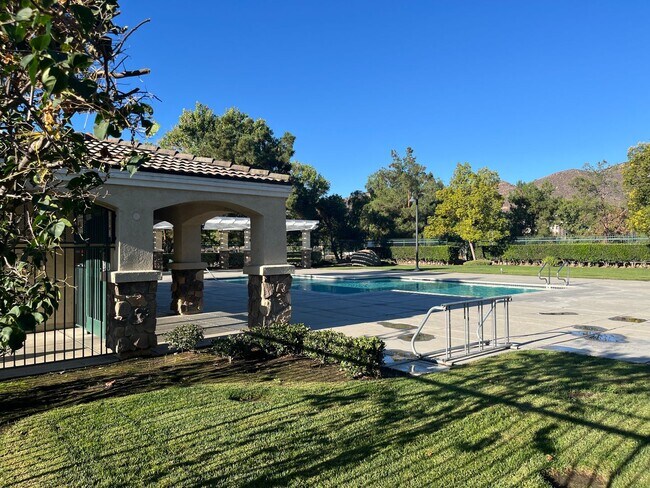 Building Photo - Spacious single story 2-bed home with an o...