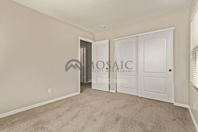 Building Photo - 2242 W Green Tree Dr