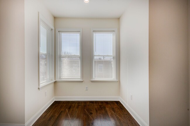 Building Photo - Newly Renovated 6 Bedrooms / 4 Bathrooms a...