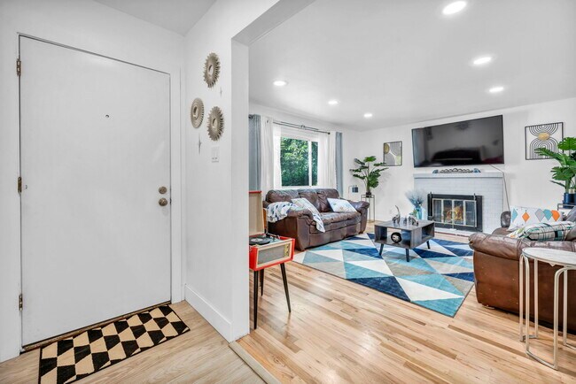 Building Photo - 405 Gregory Way