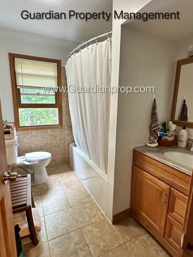 Building Photo - Minnetonka Single Family Home, Corner Lot, Dishwasher, W/D, 1 Car Garage