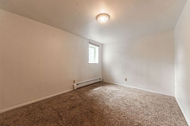Building Photo - Victorian Home Downtown! 6 - Month Leases ...