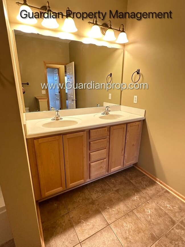 Building Photo - St Louis Park Town Home, Updated Kitchen, 2 Car Heated Garage, Walk Out Patio, Fireplace, W/D.