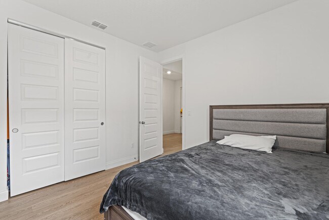 Building Photo - 8906 Dahlia Cir