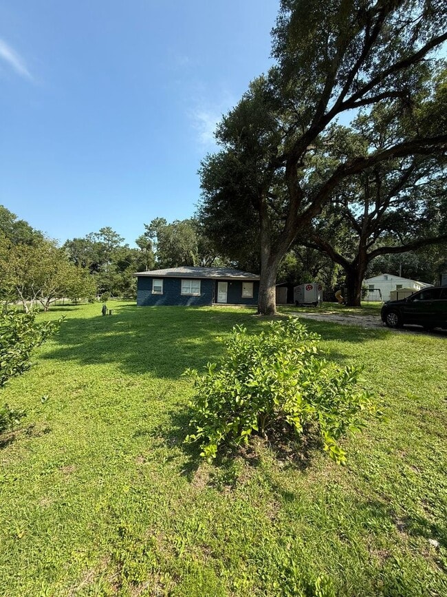 Building Photo - 4 bedroom 1 bath house with a large fenced...