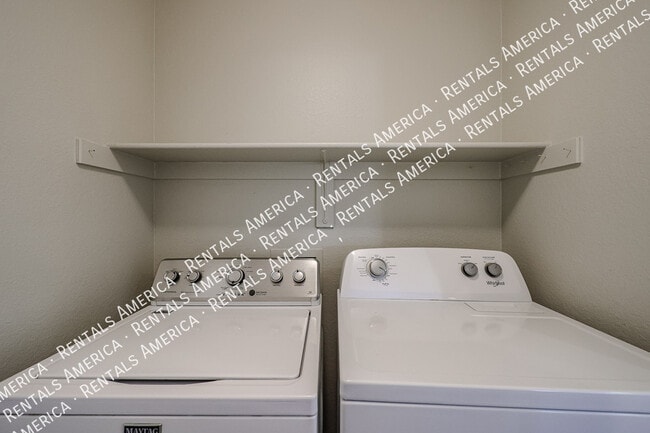 Building Photo - 658 S 110th Pl