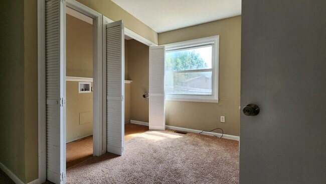 Building Photo - Roomy, Renovated House for Lease