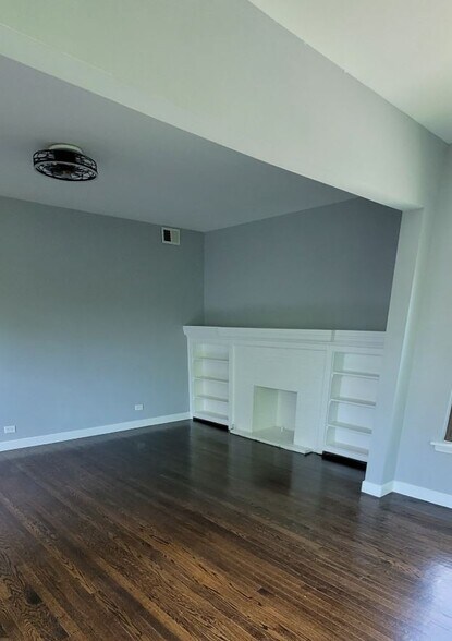 Building Photo - 7630 N Marshfield Ave