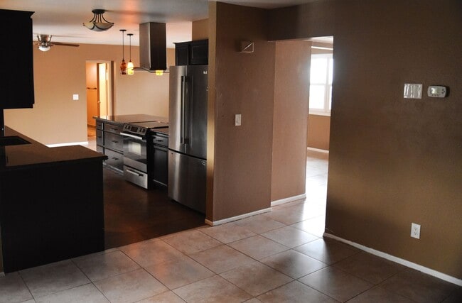 Building Photo - Awesome 5 Bed 2 Bath Home at ASU