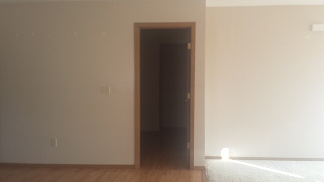 Building Photo - Nice Duplex in Clever. Clean two bedroom, ...