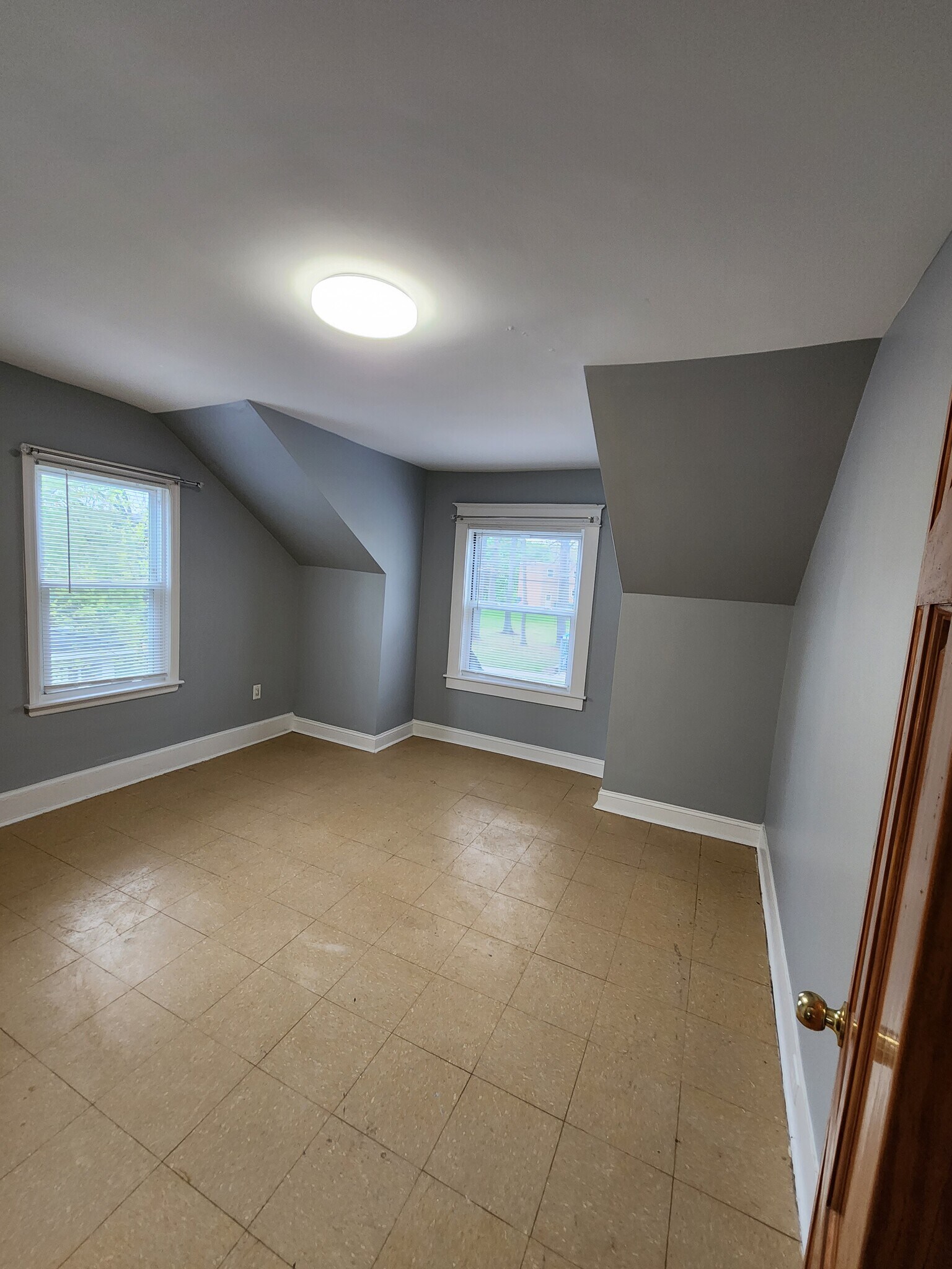 Building Photo - 337 Riverside Dr