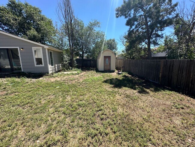 Building Photo - 3 BEDROOM, 2 BATHROOM SINGLE FAMILY HOME LOCATED CLOSE TO PETERSON AFB, SCHRIEVER AFB & FORT CARS...