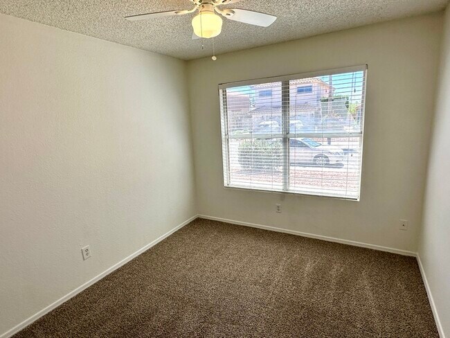 Building Photo - 2914 E Woodland Dr