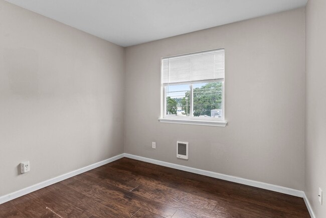 Building Photo - Spacious 2-Bedroom Duplex Near Tacoma Mall...
