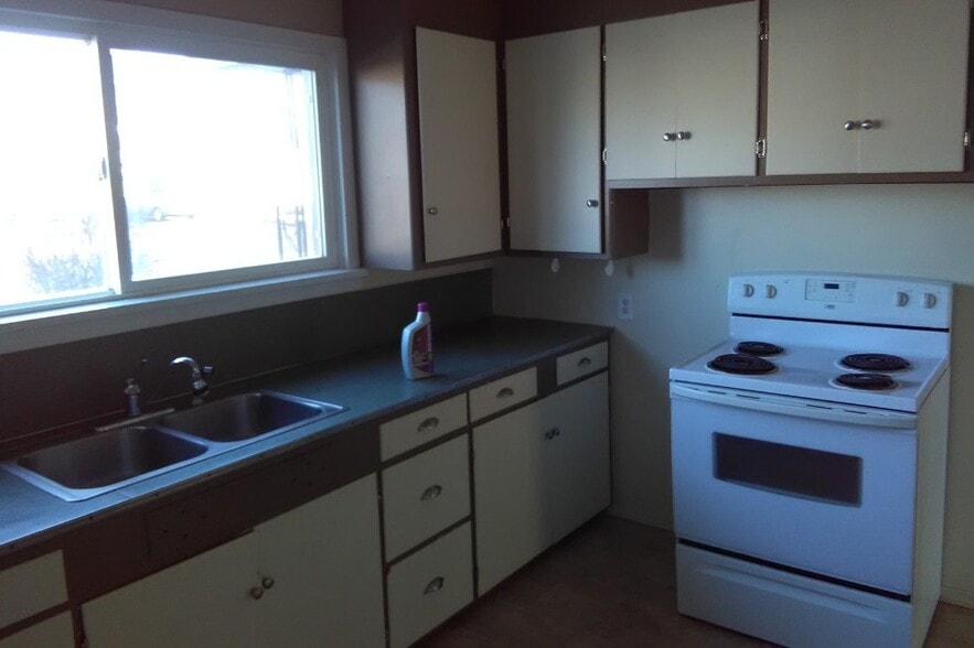 Kitchen - 1200 NE Ochoco Ave