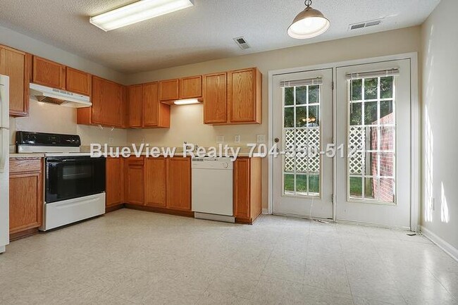 Building Photo - Beaufiful Townhouse 2 bed 1.5 bath in Monroe