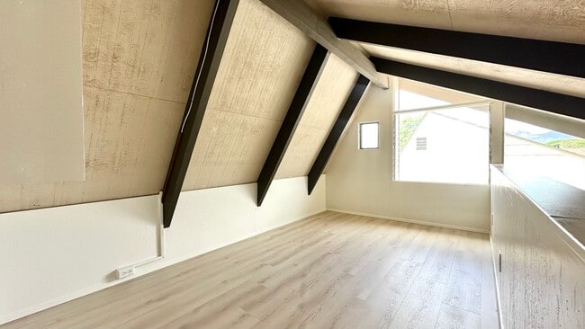 Building Photo - AVAILABLE NOW! 2 BED/1 BATH TOWNHOME W/ LO...