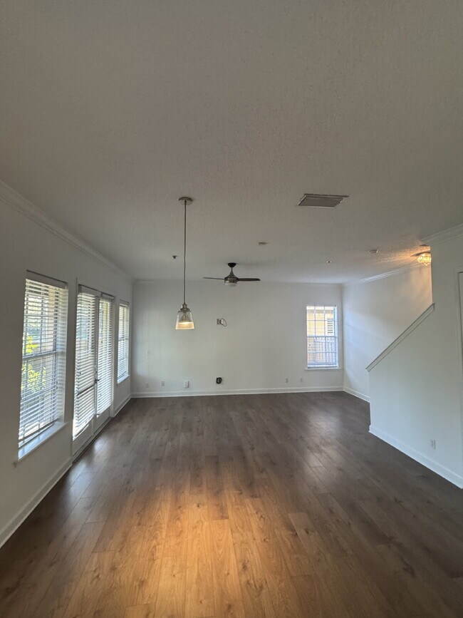 Building Photo - "Spacious 3-Bed Townhouse Retreat in Tampa's Heart - Modern Comforts Await!"