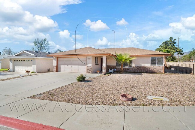 Building Photo - Single-Story 3 Bed with Covered Patio & Gated Yard