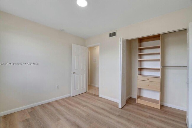 Building Photo - 561 NW 100th Pl