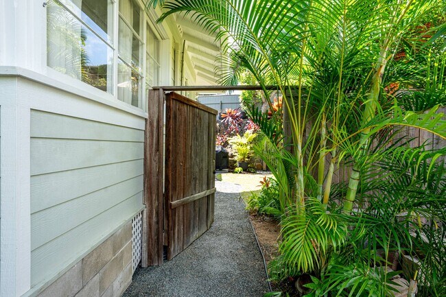 Building Photo - 41-020 Ehukai St