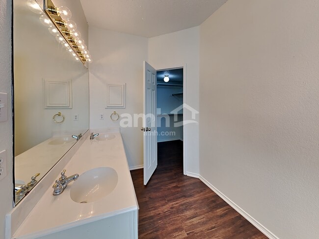 Building Photo - 3222 Blue Jay Ln