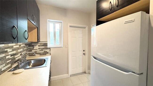 Building Photo - 11105 NE 9th Ave