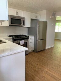 Building Photo - 2145 E Oakridge Dr