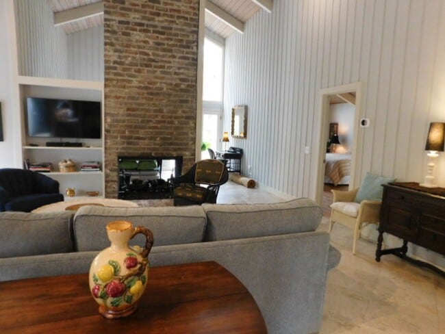 Building Photo - Spacious 2 Bedroom Home Located In Sea Pines