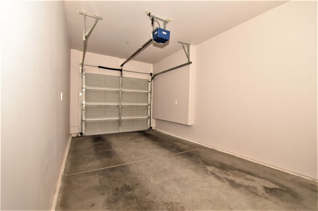 Building Photo - Fantastic 1 Bedroom Condo With Attached Ga...