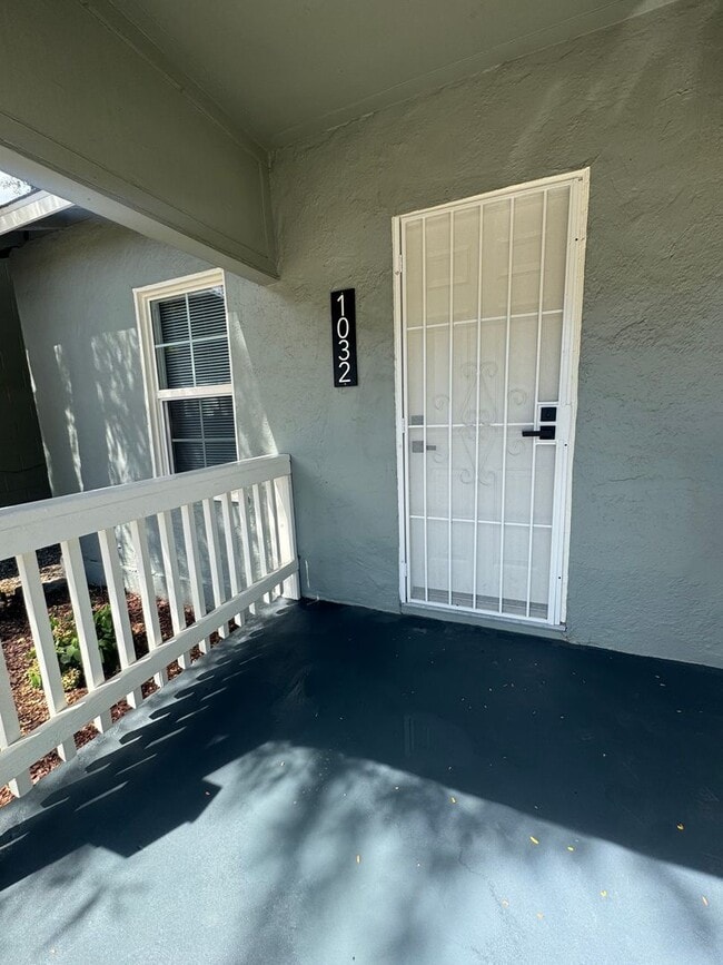 Building Photo - CHARMING 2 BED 1 BATH HOUSE WITH NEW FLOOR...