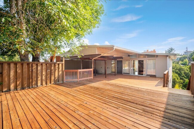 Building Photo - Private Belmont Home | 3 Bed | 3 Bath | 2,272 Sq. Ft.