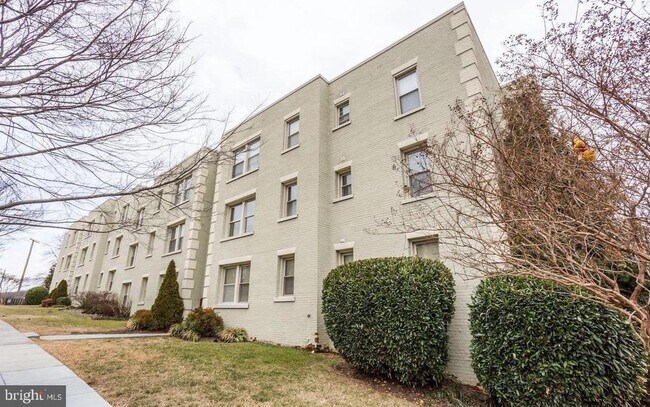 Building Photo - 4405 1st Pl NE