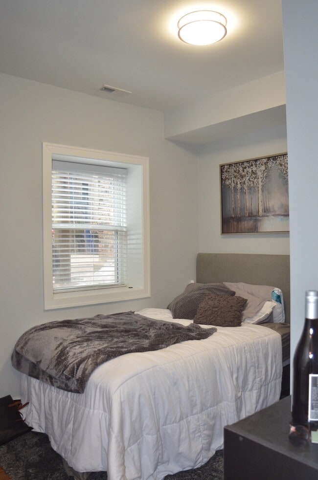 Building Photo - Luxury  3 bedroom duplex in Lakeview  www.CedarRealty.com