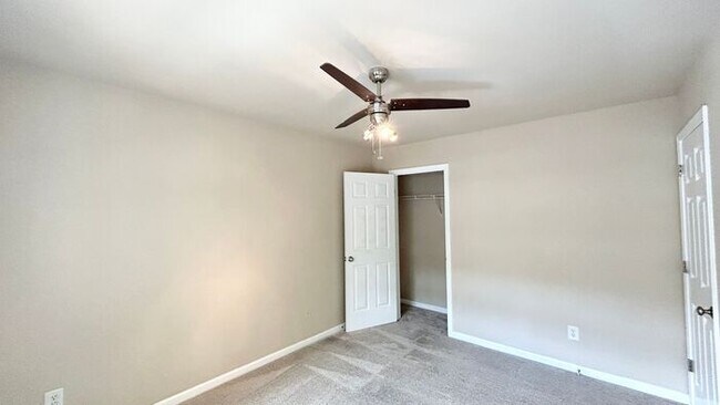 Building Photo - Gorgeous Alpharetta Townhouse! 3 Bedrooms/2.5 Bathrooms, Hardwoods, End Unit!