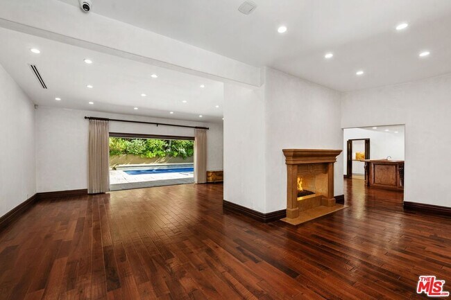 Building Photo - 2108 San Ysidro Dr