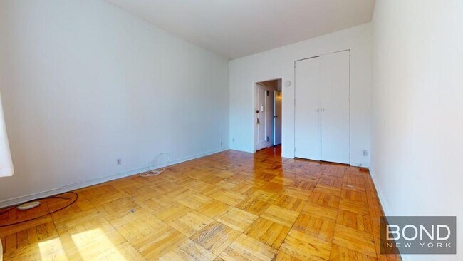 Building Photo - 219 E 76th St