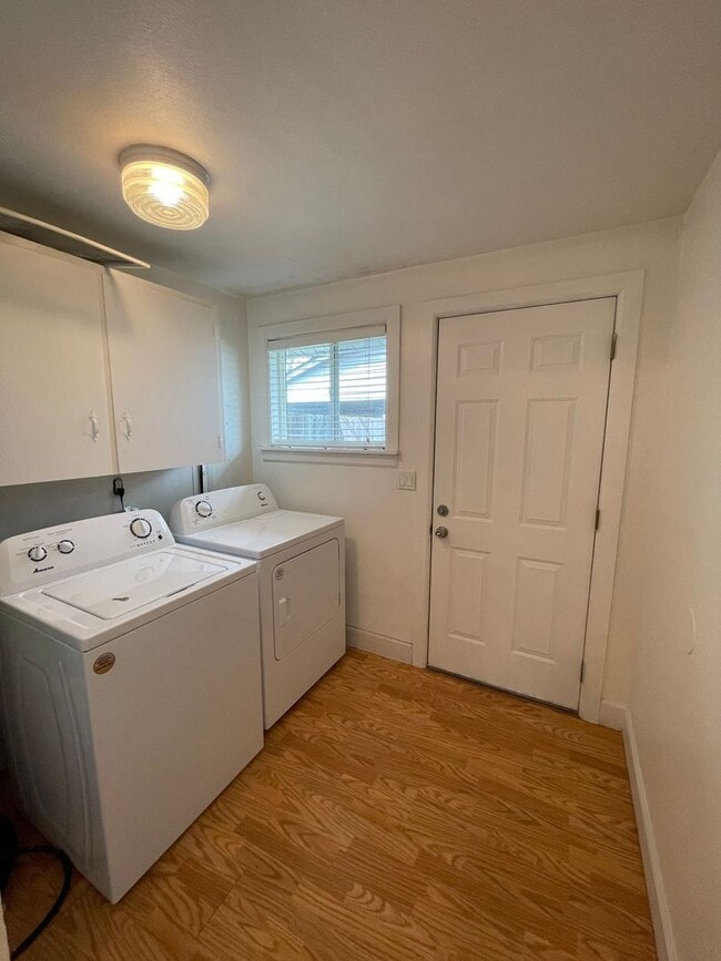Building Photo - Cozy 2BD Duplex with carport!