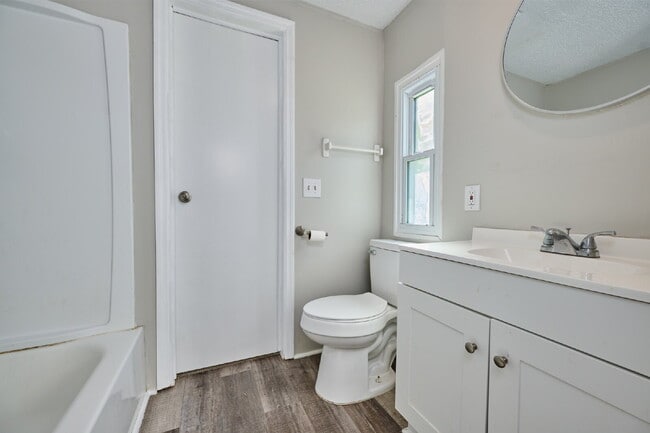 Building Photo - For Rent: 4+BR, 3BA