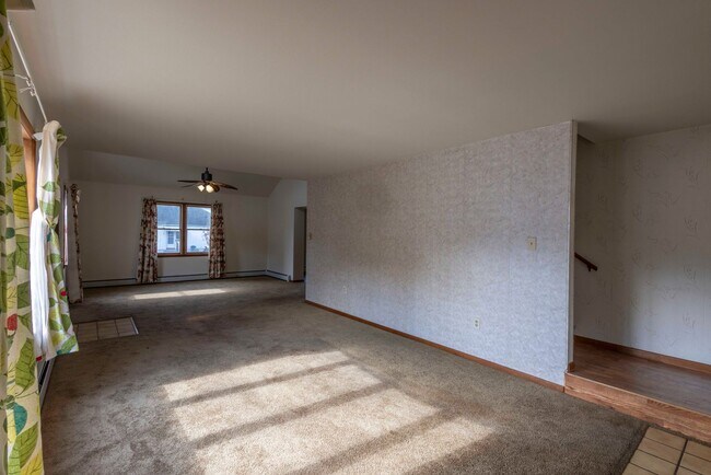 Building Photo - Cozy 4 Bedroom/2 Bathroom Detached Home in...