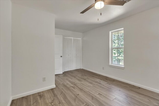 Building Photo - 9710 N Oak Cliff Dr