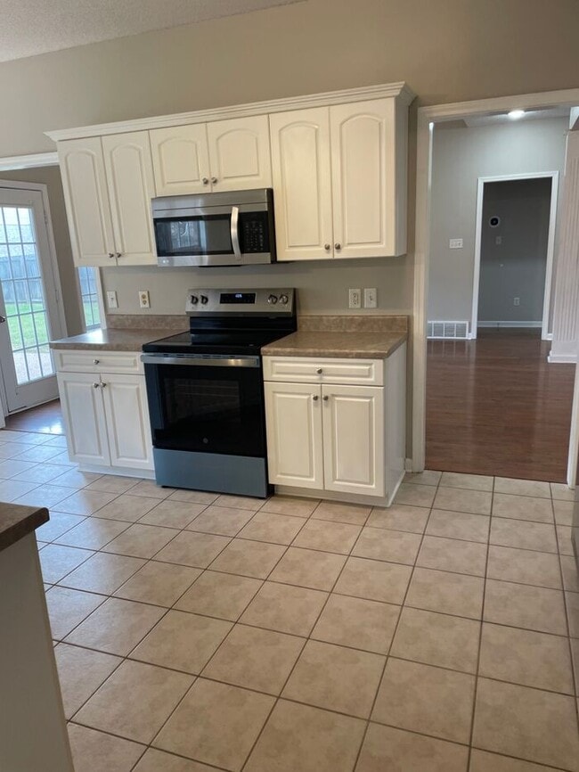 Building Photo - Four Bedroom Lakeland Home