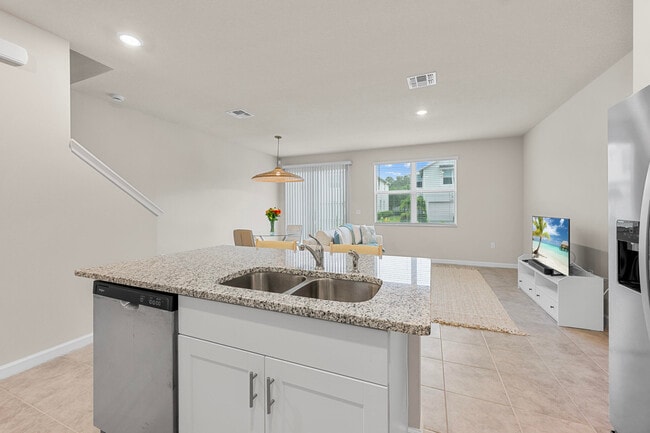 Building Photo - 5731 SE Edgewater Cir