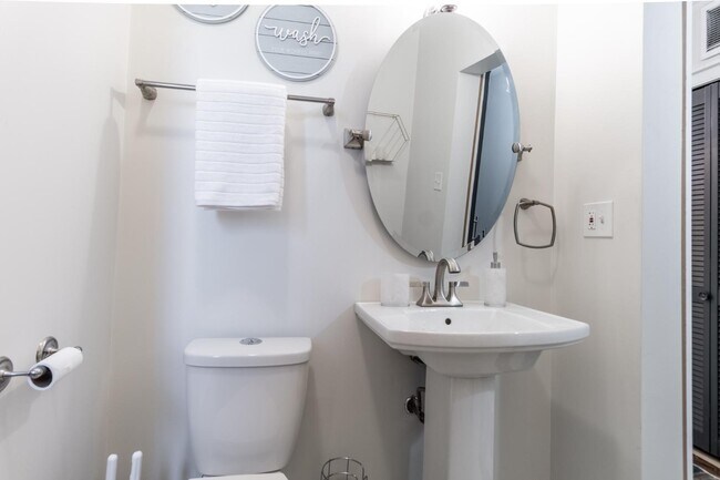 Building Photo - 5536 S King Dr