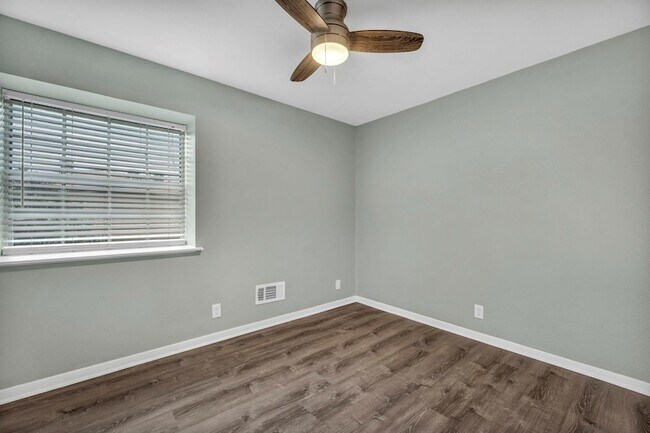 Building Photo - 2808 Skyway Cir