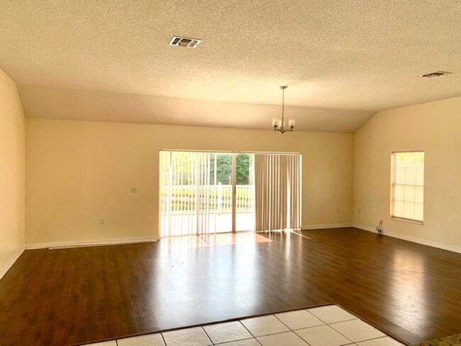 Building Photo - Location, Location, Location! Spacious Tow...