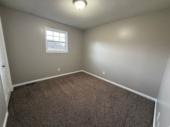 Building Photo - 114 Greenview Dr