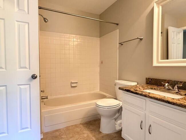 Building Photo - Updated Townhome in Centennial